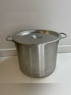 Vollrath Stock Pot Stainless Steel 13.5 Quarts with Lid in Good Condition